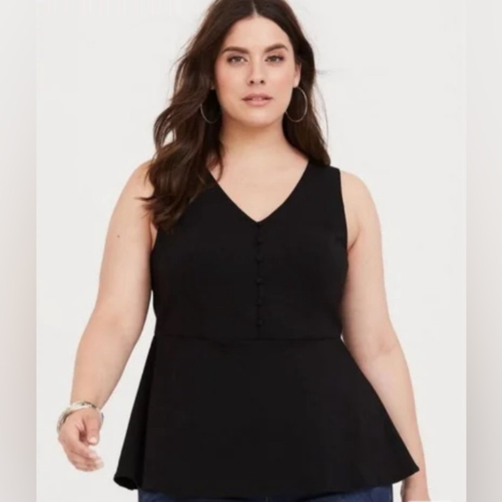 (NWOT) Torrid Black Sleeveless Peplum  Top, Zippered Back, 6 Faux Button, 0X
